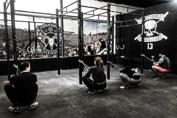 Crossbones Barbell Club, foto de portada