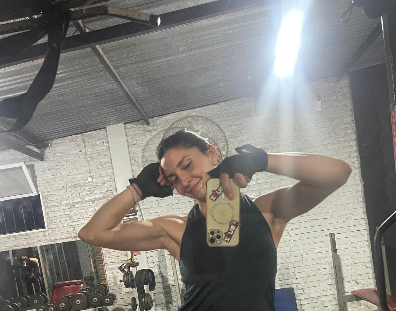 Flexionando después de un buen entreno de brazos 💪 #ZonaFitt #ArmDay